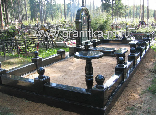 столик, две скамейки, цоколь из черного гранита, столбы с шарами, для большого надгробного мемориального комплекса