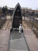 мусульманский надгробный памятник из красного гранита.