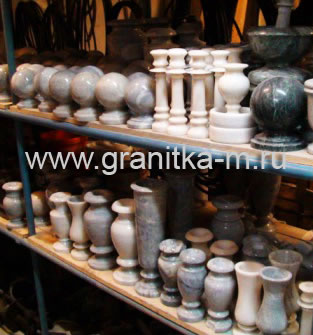 вазы, шары, подсвечники из змеевика, белого и серого мрамора для надгробий